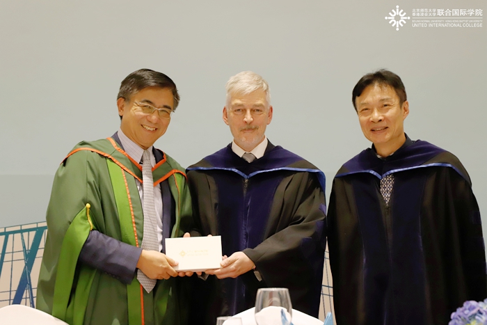 汤校长赠礼于嘉宾